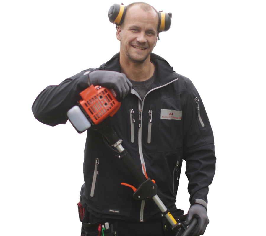 Person i arbeidsklær holder en bensindrevet kantklipper med oransje motor.